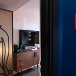 Les Artistes Hotel